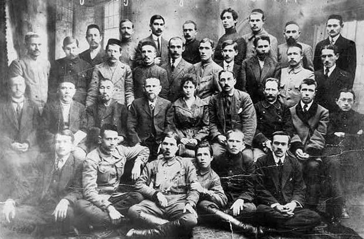 Mahmut Uzun – Yenilmiş Bir Solun Ardından: Hatıralar, Yanılgılar ve Sessiz Bir Çöküş